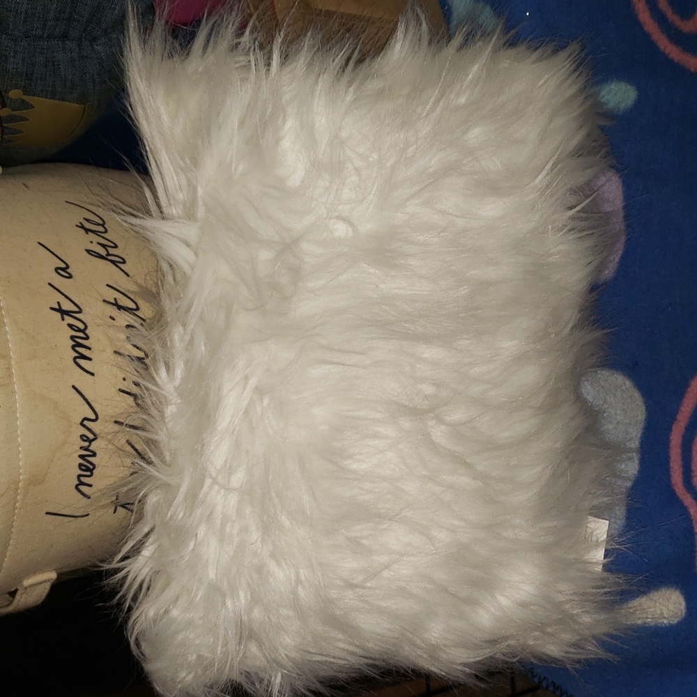 New Mainstays Faux Fur White Pillow